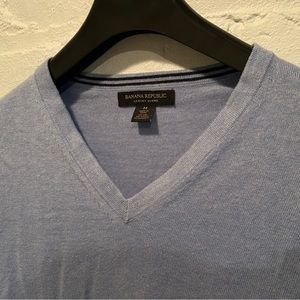 Banana Republic V-Neck Sweater — Men’s Medium